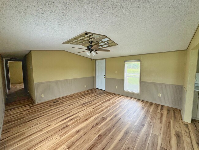 Foto del edificio - 534 SE 650th Rd