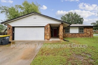 Building Photo - 13515 S Fern St