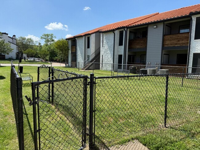 Foto del edificio - 390 Shady Ln Dr