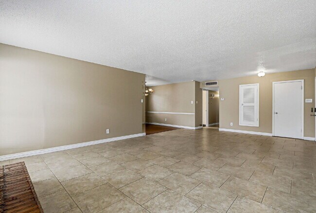 Foto del edificio - 3-Bedroom Duplex with Refrigerated AC.