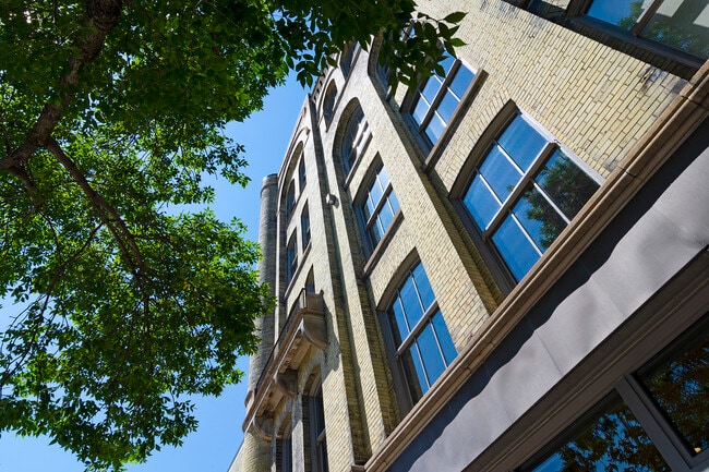 Building Photo - Serif Milwaukee