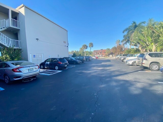 Building Photo - 221 Columbia Dr