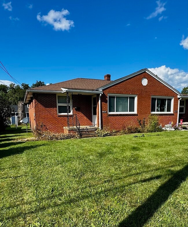 Building Photo - 778 Maple St