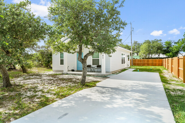 Foto del edificio - 301 Rustic Oak Ln