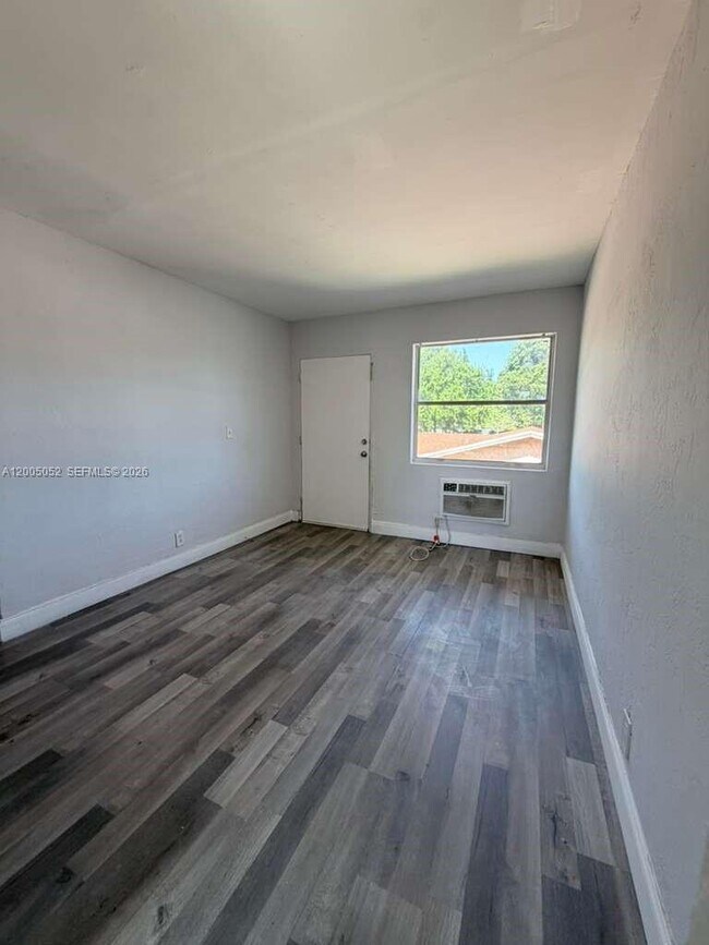 Foto del edificio - 1761 Ali Baba Ave