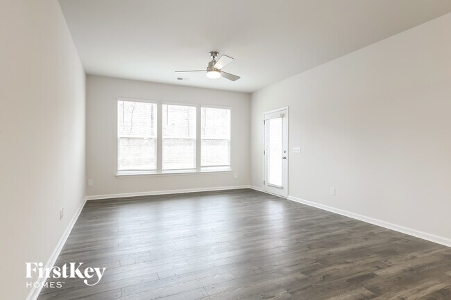 Foto del edificio - 586 Hillpark Ln