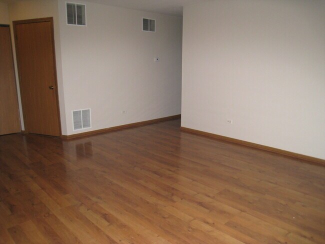 Building Photo - 702 Crescent Ct