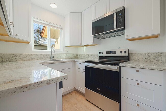 Foto del edificio - 1305 Sylvan Meadows Dr