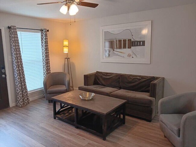 Foto del edificio - 8402-8404 Fathom Cir