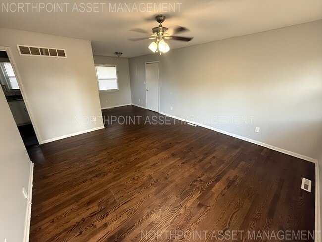 Building Photo - 3 bed, 1 bath, open layout available now!