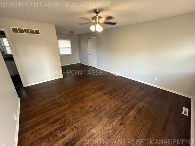 Foto del edificio - 3 bed, 1 bath, open layout available now!