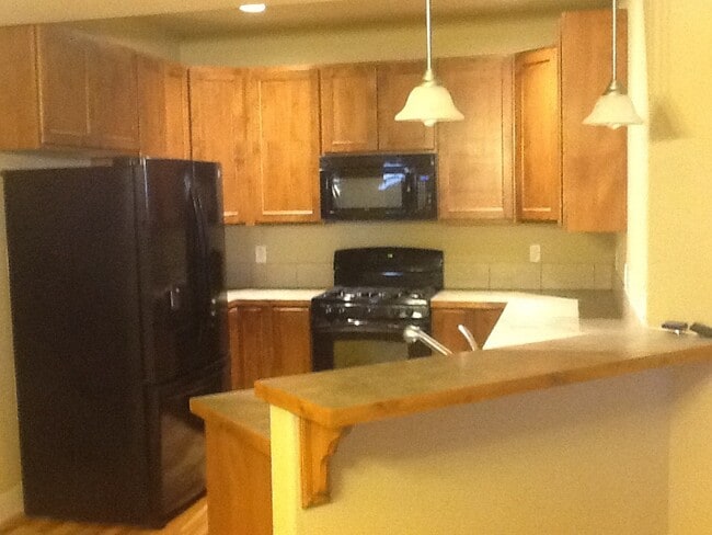 Building Photo - 3 BEDROOM, 2.5 BATHROOM SADDLE RIDGE TWINHOME