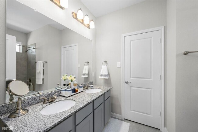 Building Photo - 4 br, 3.5 bath Townhome - 15833 Blair Cast...