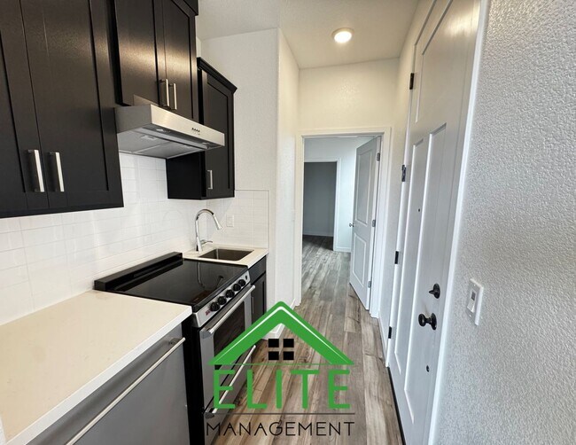 Foto del edificio - **Brand New 1-Bedroom, 1-Bathroom Park-Fac...