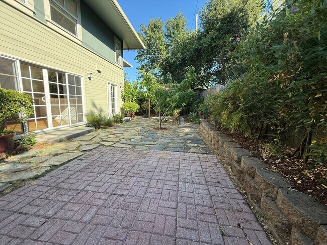 Building Photo - ? Elegant & Expansive Redwood City Home – ...