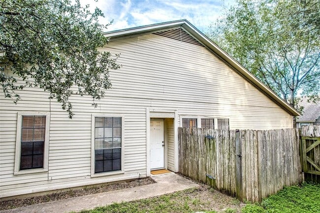 Building Photo - 8811 Clearbrook Trail
