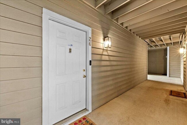 Building Photo - 1708 Lake Shore Crest Dr