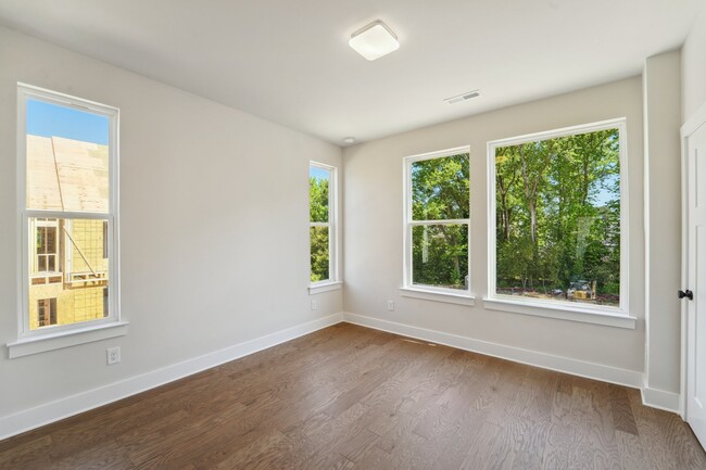 Building Photo - 342 E Cama St