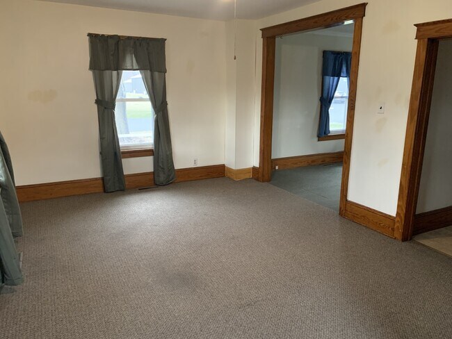 Building Photo - 482 Railroad St