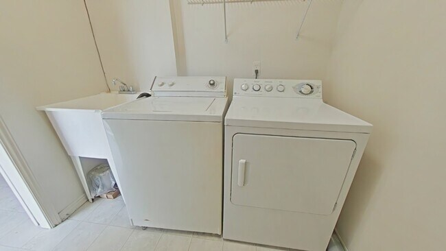 Foto del edificio - 1st Floor Condo w/ Large Living Room and E...
