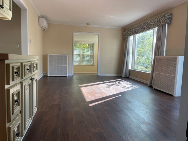 Foto del edificio - Updated 3bed / 3bath farmhouse.  Nice Location.