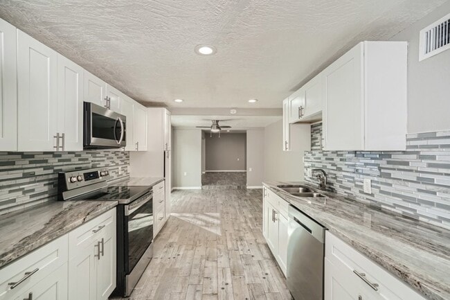 Building Photo - 7001 Onyx Drive N, St. Petersburg, FL, 33702