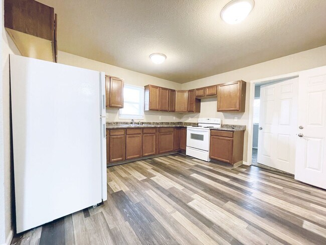 Building Photo - Quaint 3 Bedroom in NW Minot