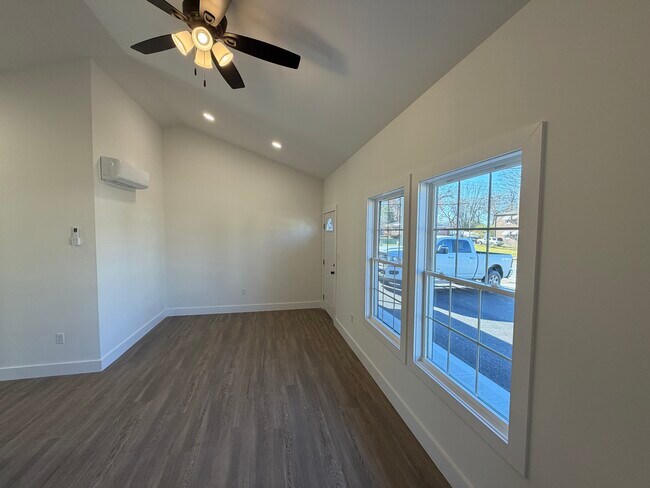 Foto del edificio - 800 E Engineer St