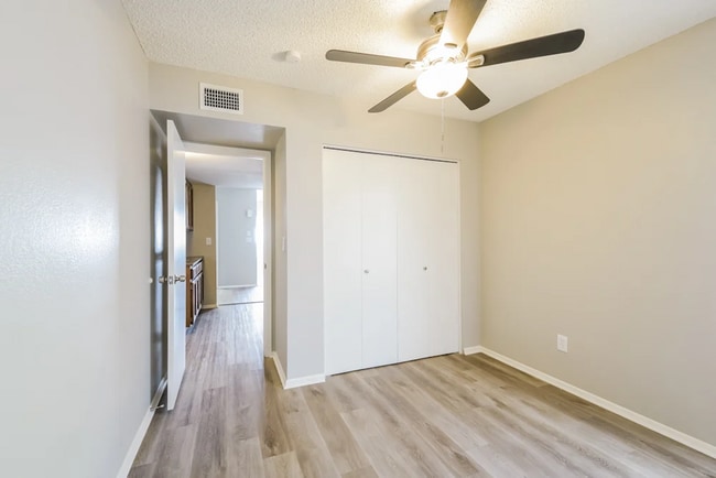 Building Photo - 313 W Kings Ave