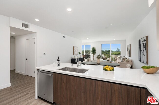 Foto del edificio - 6144 Whitsett Ave
