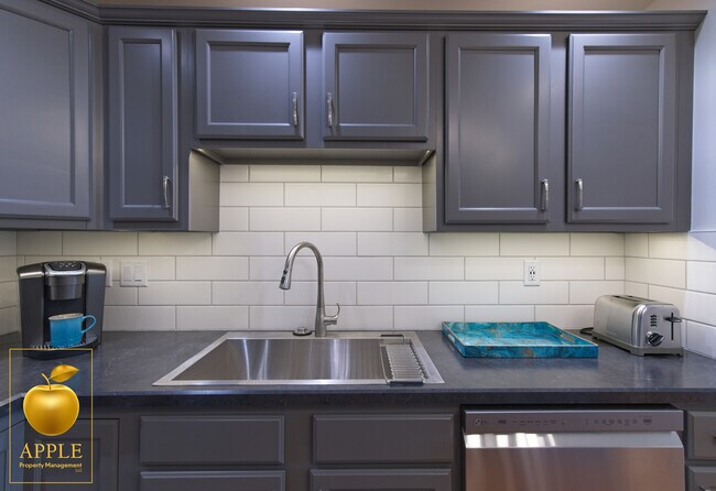 Building Photo - 400 N Richmond St