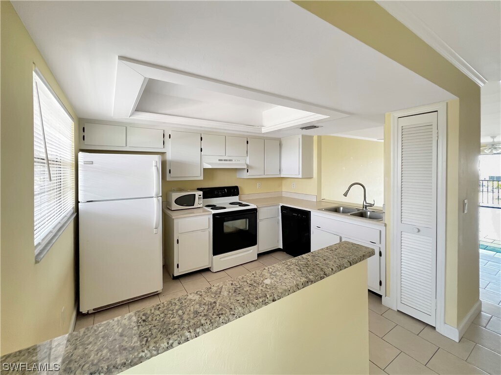 Building Photo - 4530 SW 10th Ave