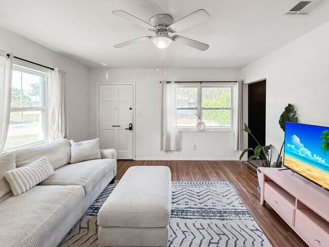 Foto del edificio - Fully Updated and Move-In Ready St. Pete Home – Minutes to Downtown & Beach - 2bed | 1bath