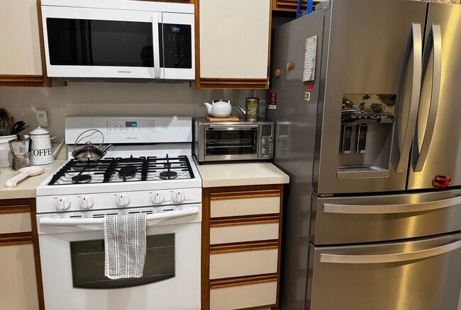 Kitchen Stove/ Microwave/Toaster Oven/ Refrigerator - 191 Via Colinas