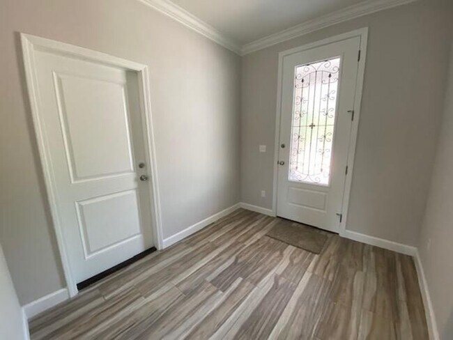Foto del edificio - 3 Bedroom Brick Home with Modern Finishes!