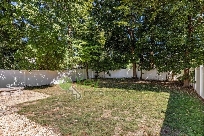 Foto del edificio - Beautiful 4-Bedroom Home with Fenced Yard ...