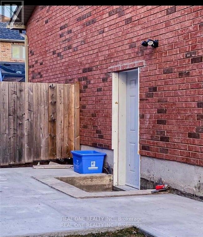 Building Photo - 157 Waller St