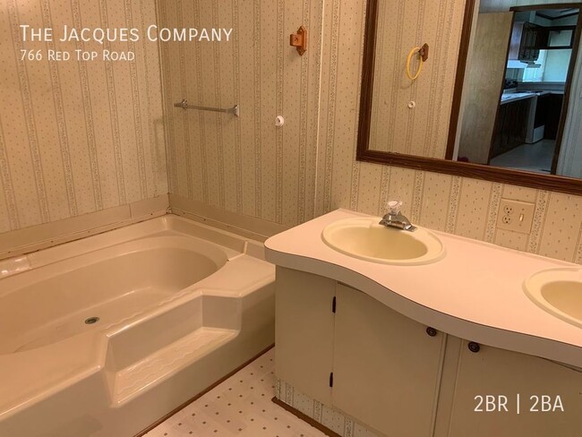 Building Photo - Spacious 2 Bedroom 2 Bath Home with 2 Car ...