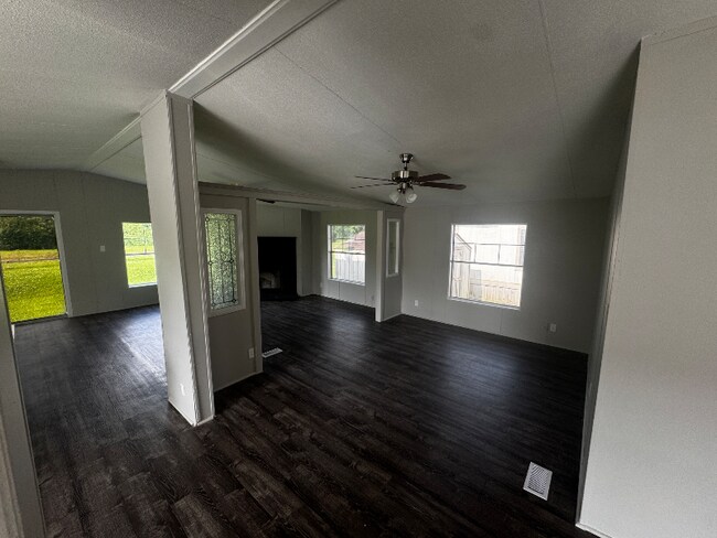 Foto del edificio - 151 Fox Meadow Dr