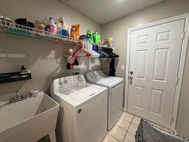 Building Photo - 13025 Meadowbreeze Dr