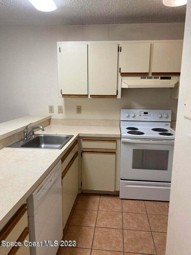 Foto del edificio - 1430 Malibu Cir NE
