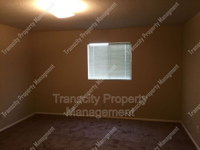 Foto del edificio - 1340 N Recker Rd