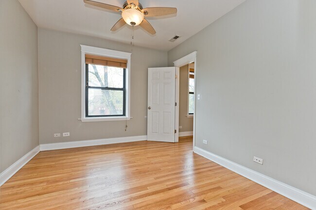 Foto del edificio - 2723 W Wellington Ave