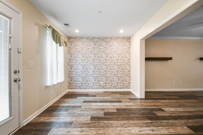 Building Photo - Pet Friendly Three Bedroom in Pleasant View!