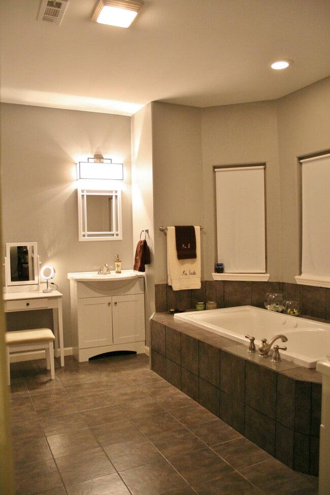Building Photo - 300 SW Bordeaux Ct