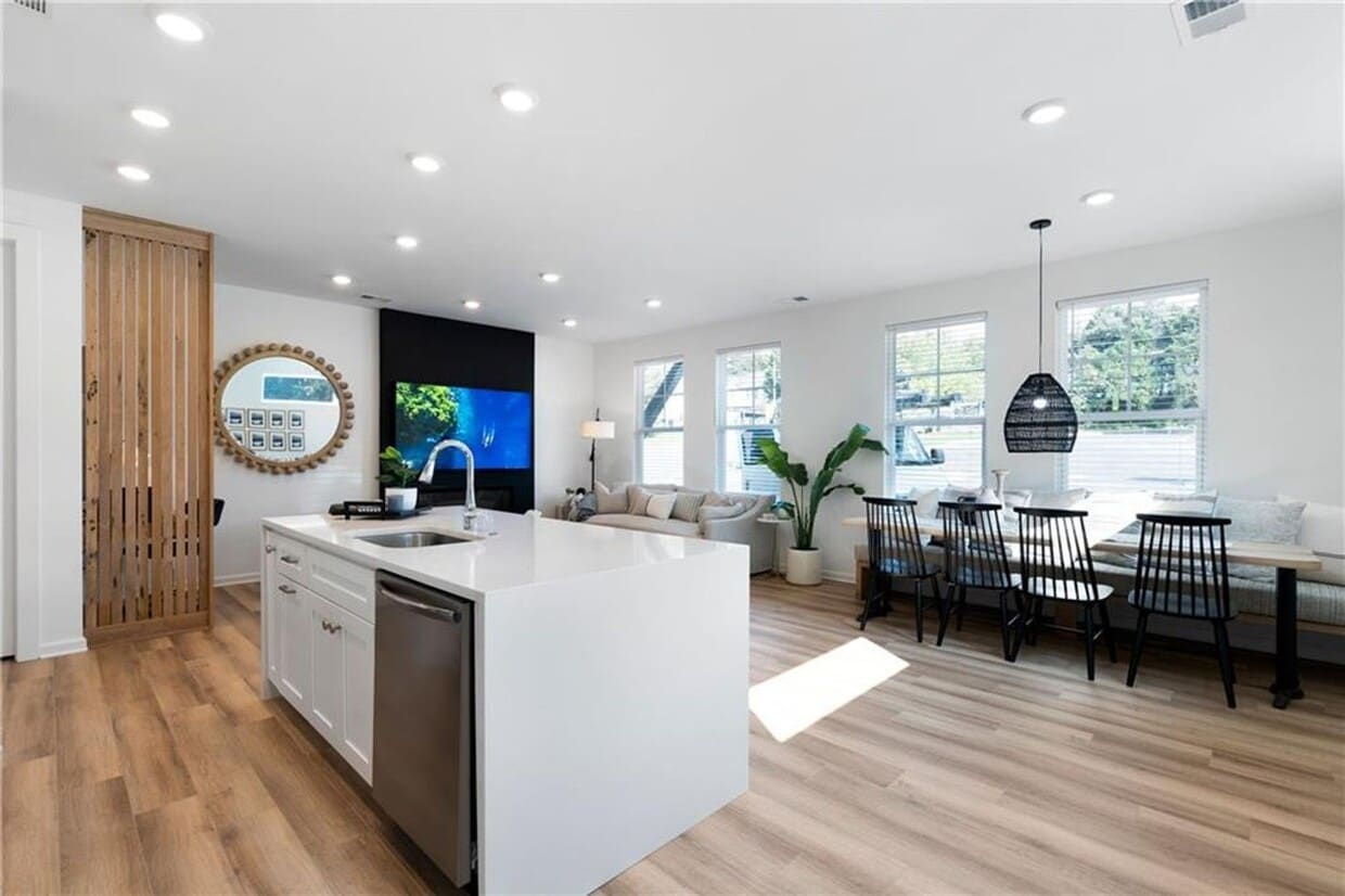 Primary Photo - Brand new luxurious townhome steps away fr...