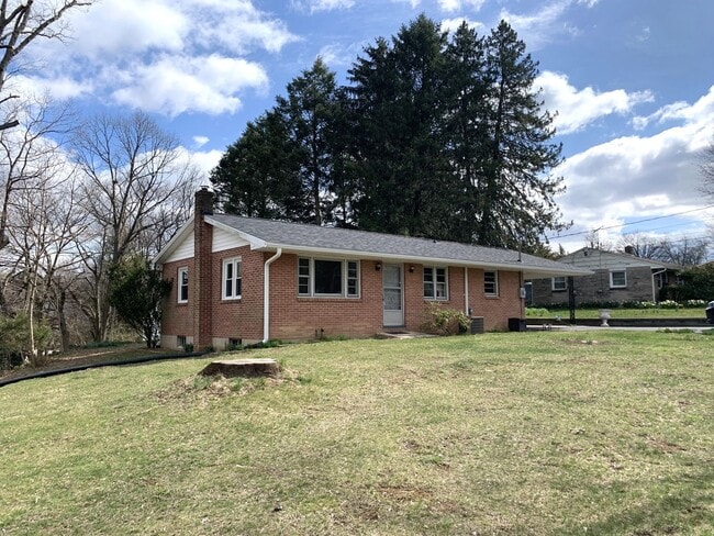 Foto del edificio - Charming 3-Bedroom, 1-Bath Single-Family Home