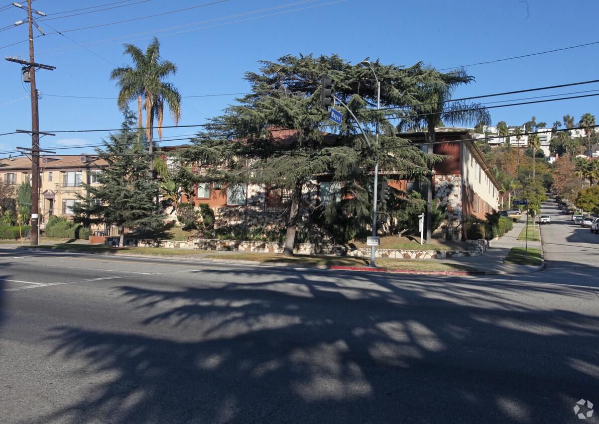 Foto del edificio - Los Feliz garden apartments