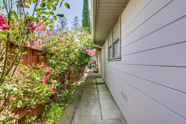 Photo - ADU One Bedroom Unit Available with Privat... House