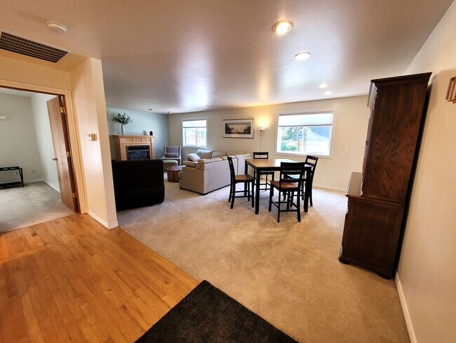 Foto del edificio - Fully Furnished Cottage 1 Bedroom - Marine Dr